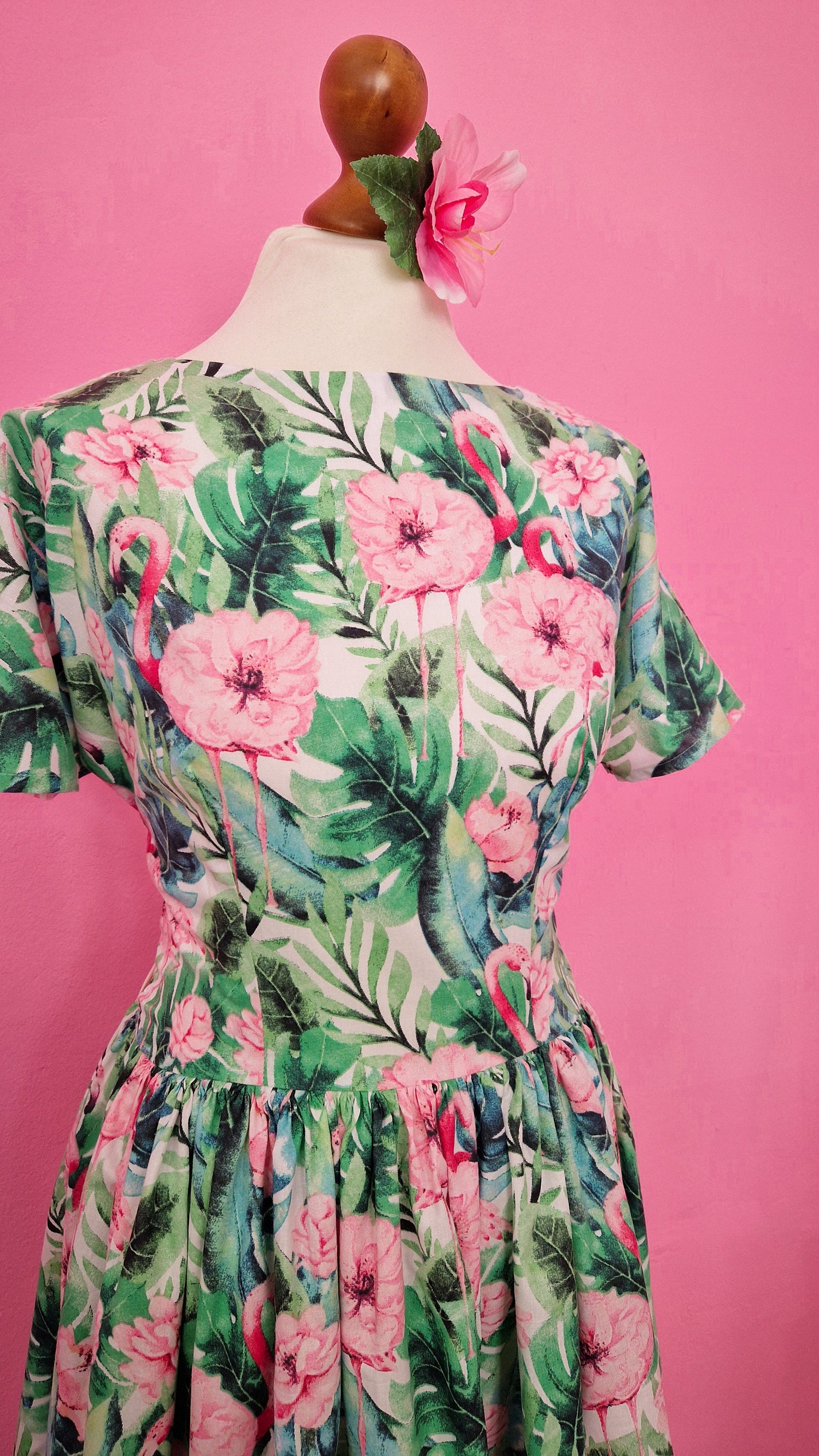 LIZZY_01 Tropisches 50s Kleid zum Binden mit Taschen und Ärmeln Flamingos Blumen