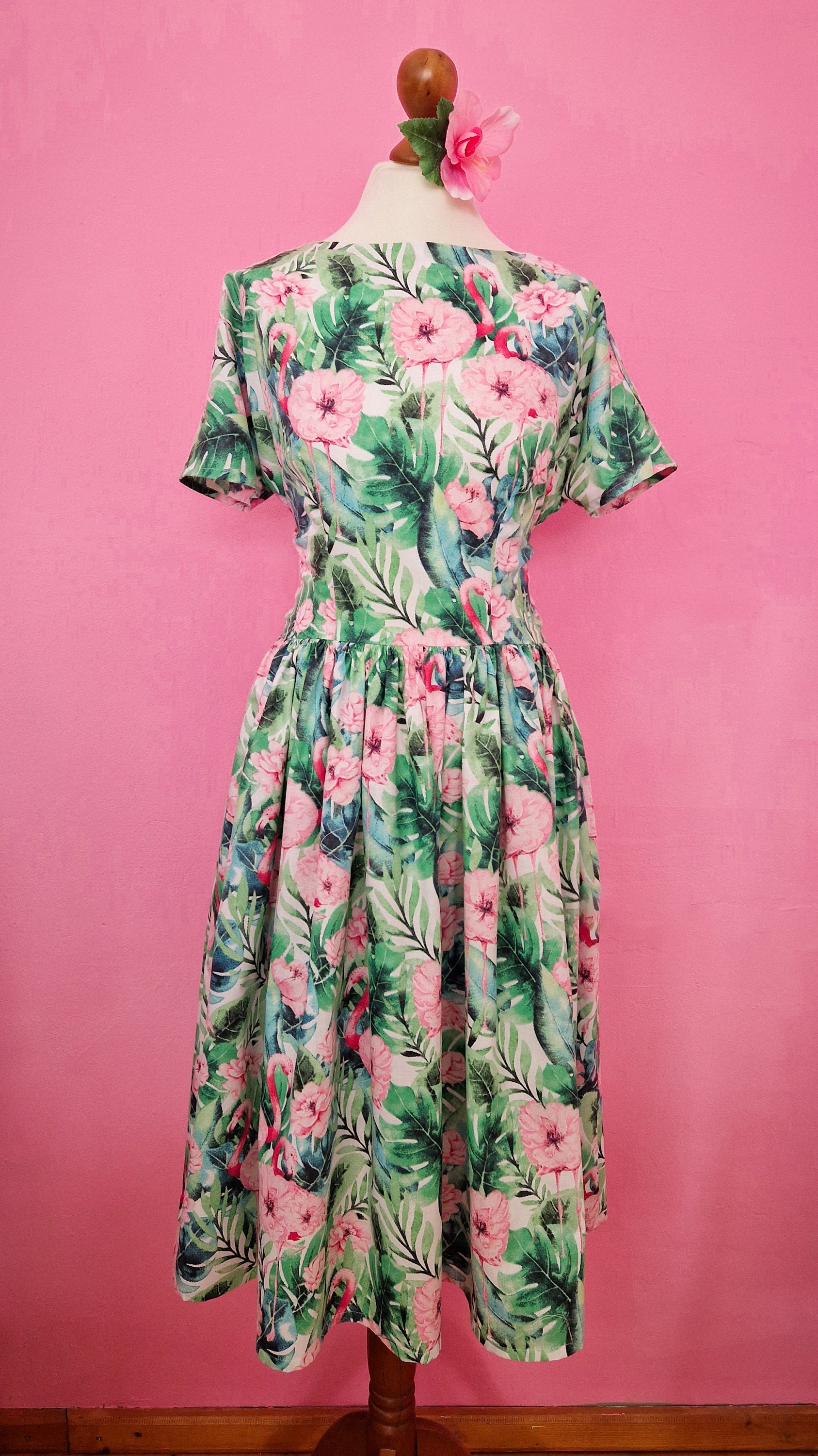 LIZZY_01 Tropisches 50s Kleid zum Binden mit Taschen und Ärmeln Flamingos Blumen