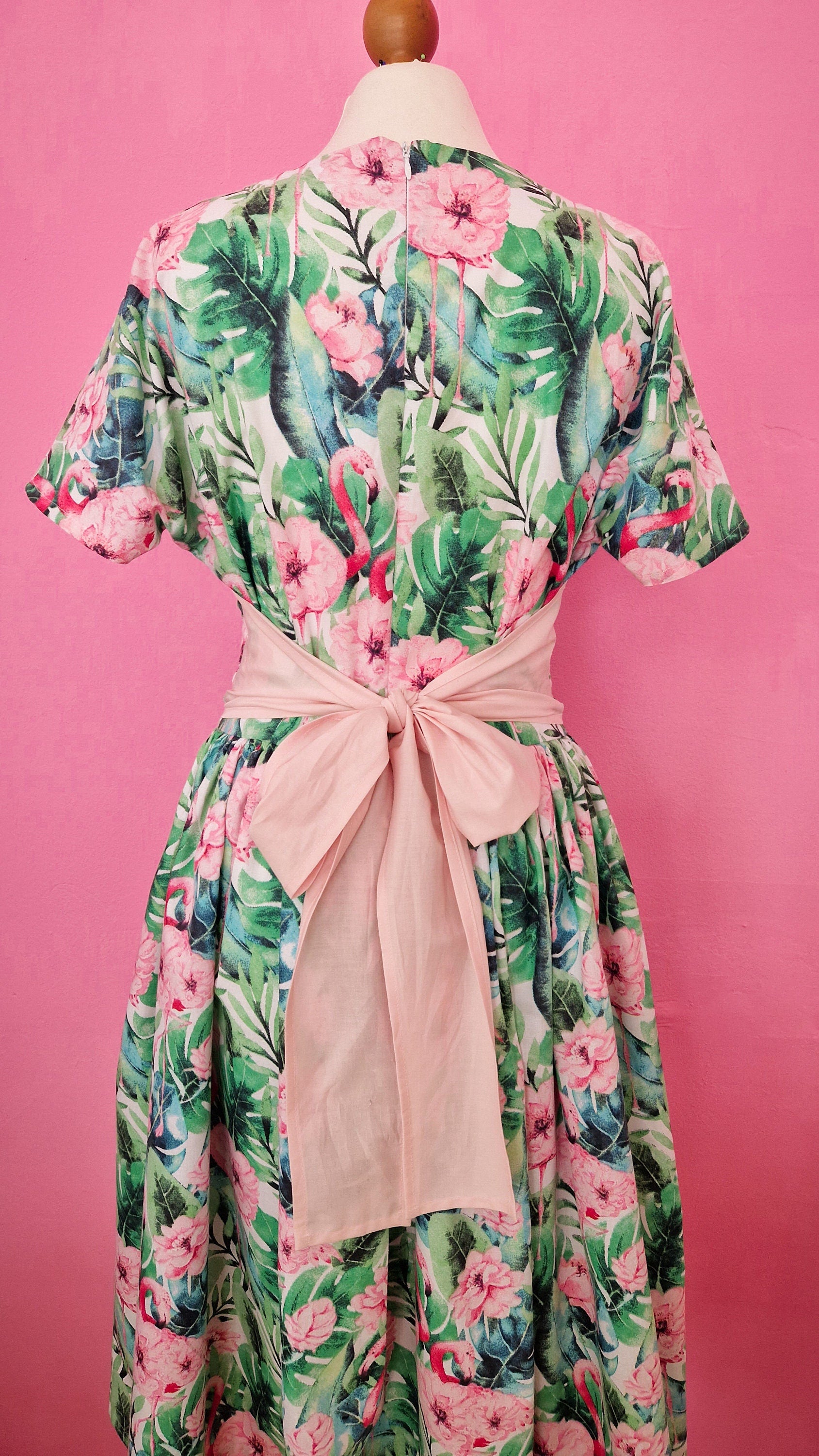 LIZZY_01 Tropisches 50s Kleid zum Binden mit Taschen und Ärmeln Flamingos Blumen