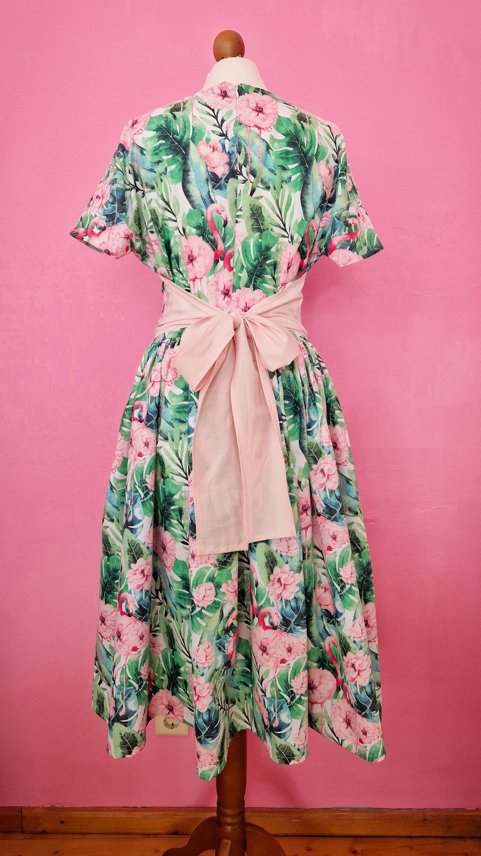 LIZZY_01 Tropisches 50s Kleid zum Binden mit Taschen und Ärmeln Flamingos Blumen